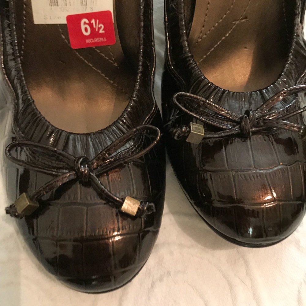 Tahari heels. Size 6 1/2. Brown - Picture 4 of 5